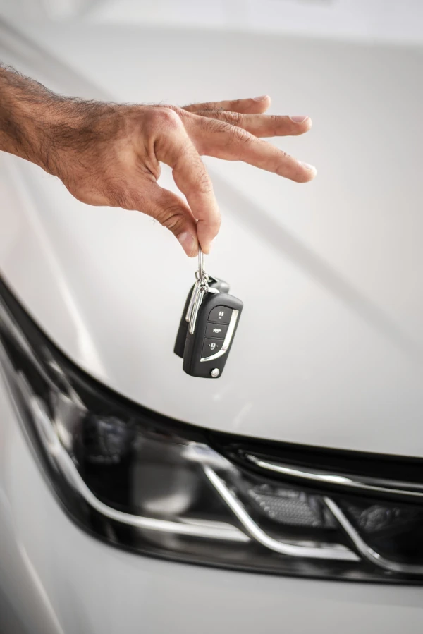 Clés de voiture en main, prêt à partir